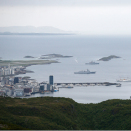 Flott utsikt fra byfjellet - for anledningen med Kongeskipet på plass i havnen. Foto: Lise Åserud, NTB scanpix.